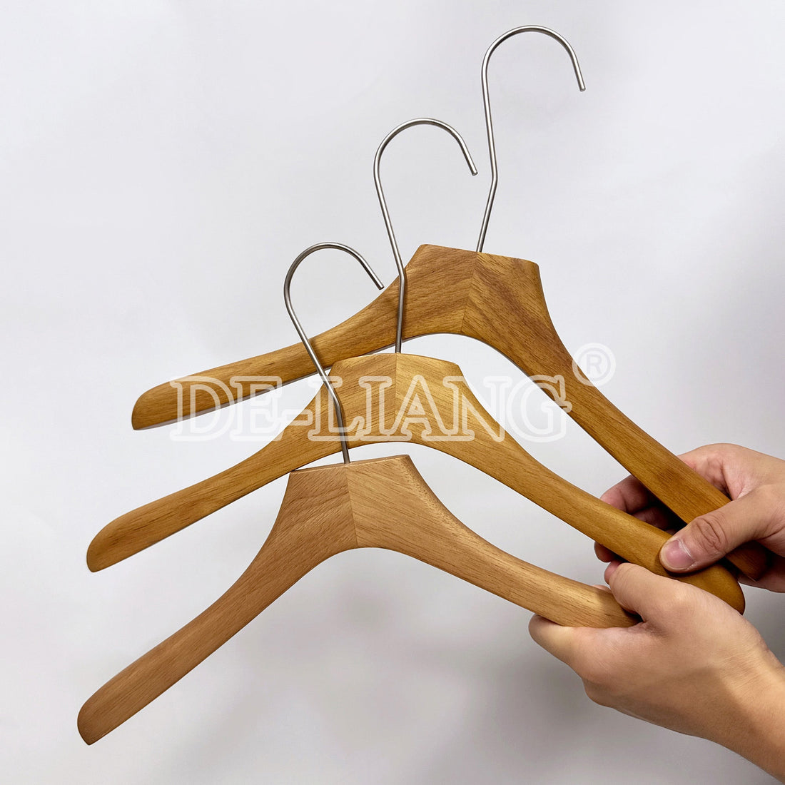 Why High-End Boutiques Are Switching to DE-LIANG’s Luxury Wooden Hangers 🔥