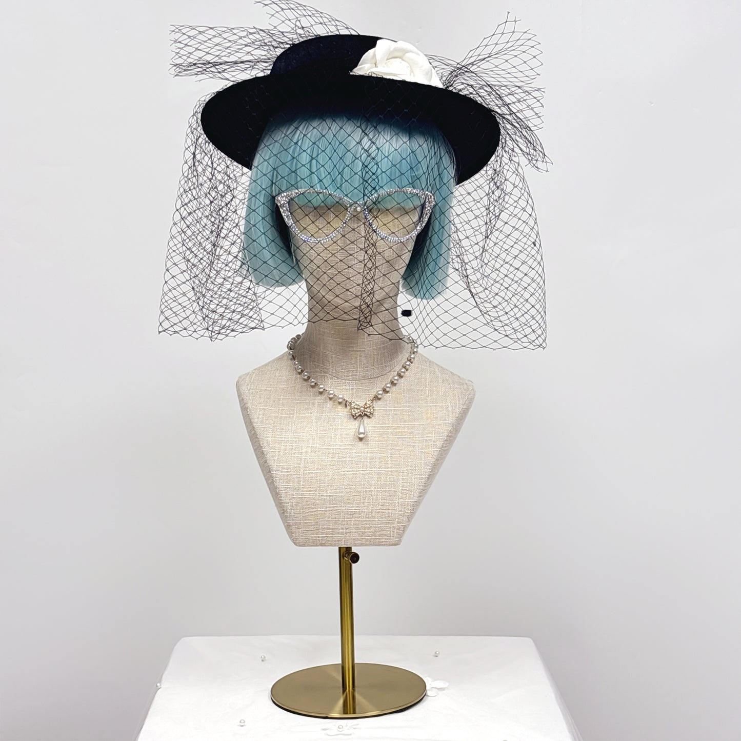 DE-LIANG Fully Pinnable Linen Mannequin Head Form,Bamboo linen Display Manikin Head Stand With Golden Round Base, Detachable Adjustable Heigh Pole