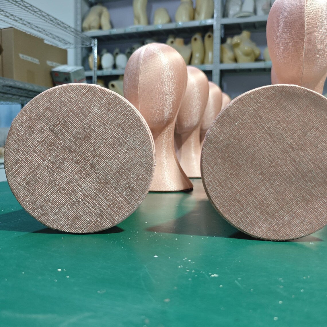 Vente de liquidation Mannequin de tête de femme en lin de bambou, modèle de tête épinglable avec long cou/épaules, pour affichage de chapeau/perruque/écharpe