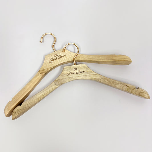 DE-LIANG High-Quality Camphor Wood Male/Female Wide-Shoulder Hangers with Gold Round Hooks,Laser Craft Logo Customization,Vintage Style