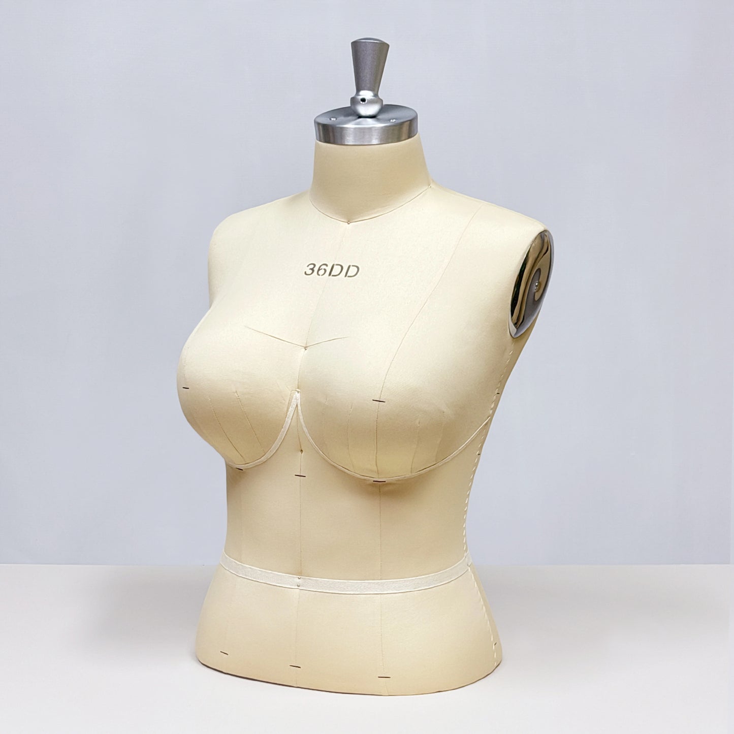 DE-LIANG Mannequin de luxe pour femme grande taille avec bras dorés, mannequin de présentation de torse en daim rose, modèle de présentation de torse de mannequin grande taille