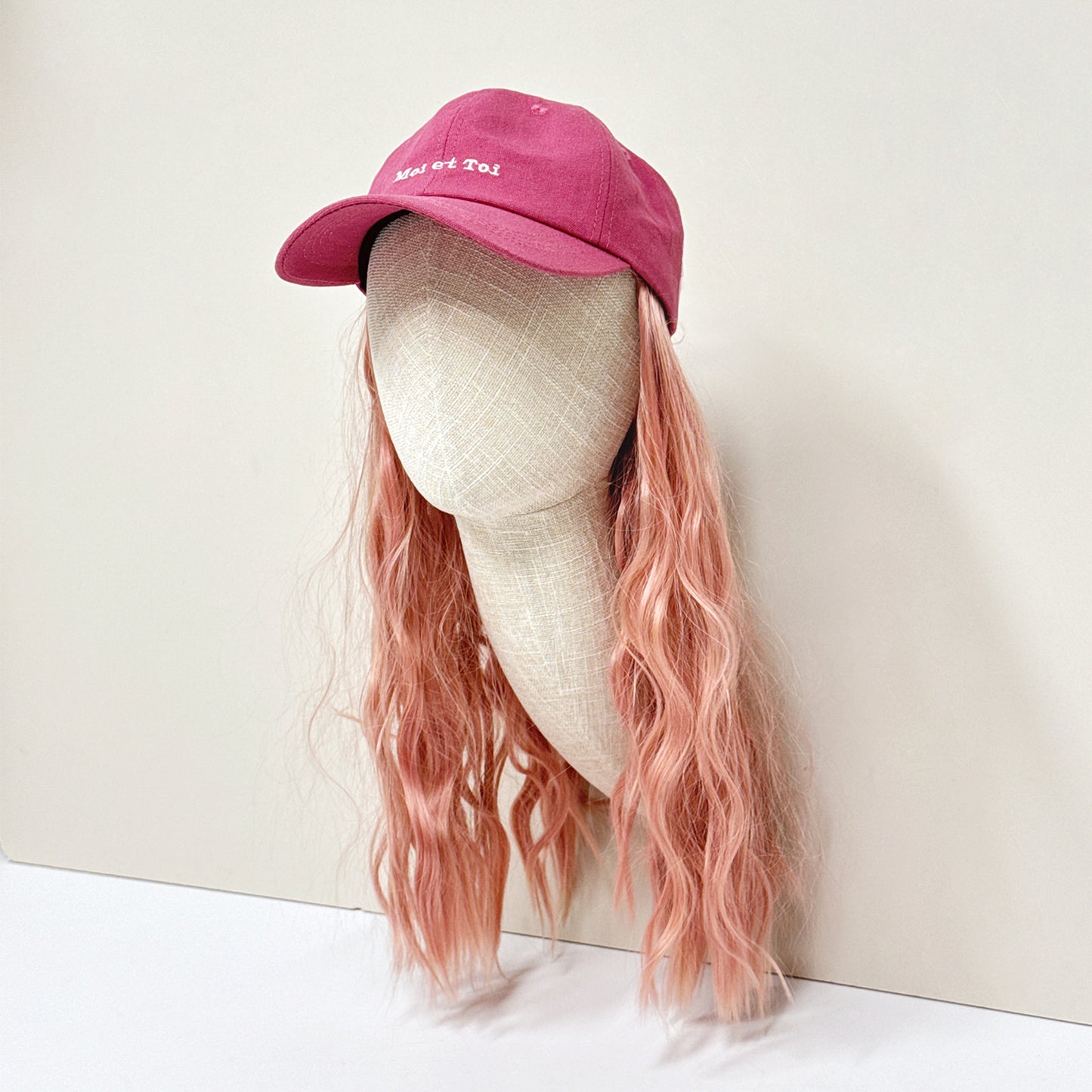 DE-LIANG Long Neck Wall Mount Mannequin Head in Bamboo Linen Fabric, Beige Foam Display Head with Hinge and Screws for Hats Wigs Scarves Jewelry