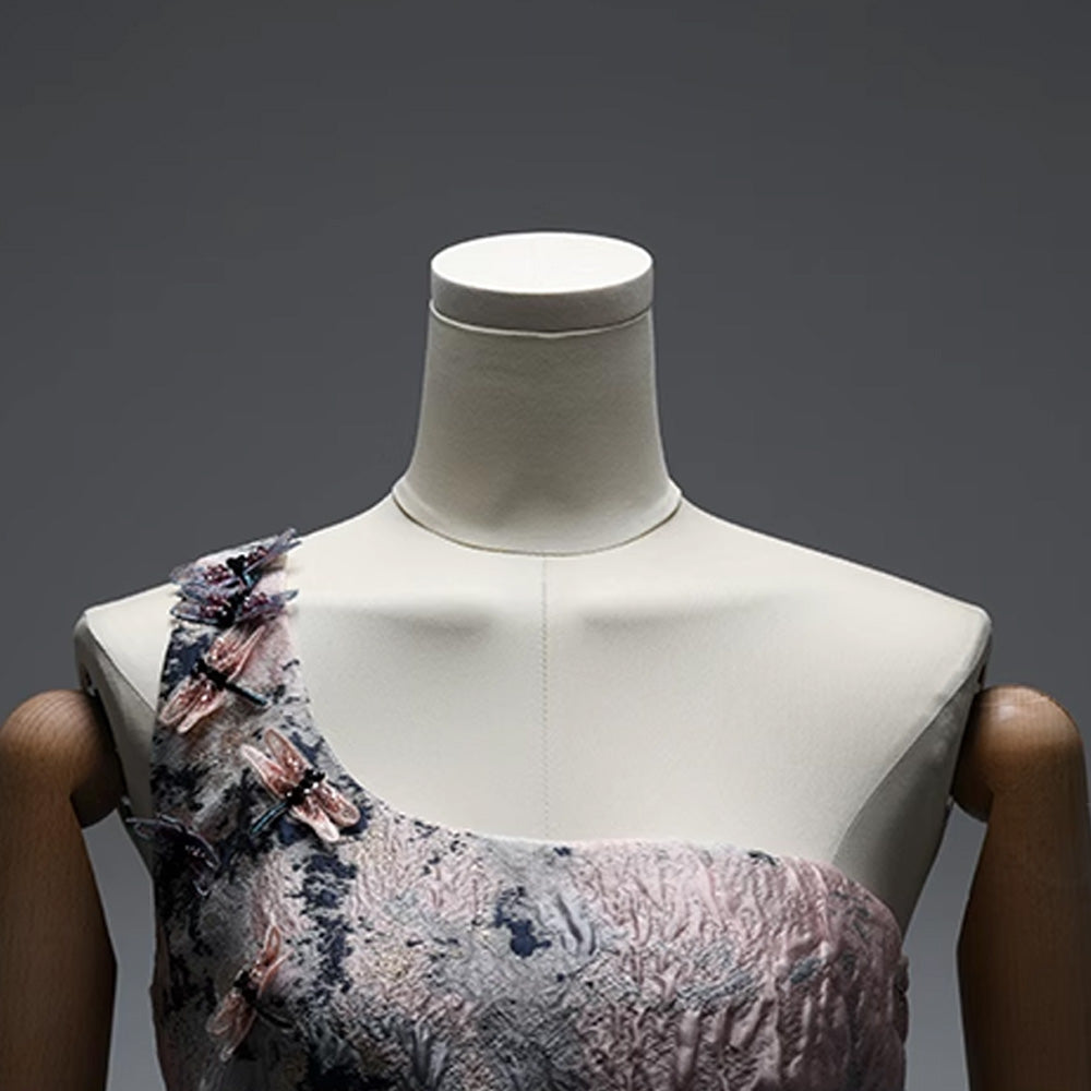Mannequin en tissu pour femme DE-LIANG, mannequin à épaules plates pour femme adulte avec bras en bois flexibles, forme de robe de fenêtre pour présentation de vêtements