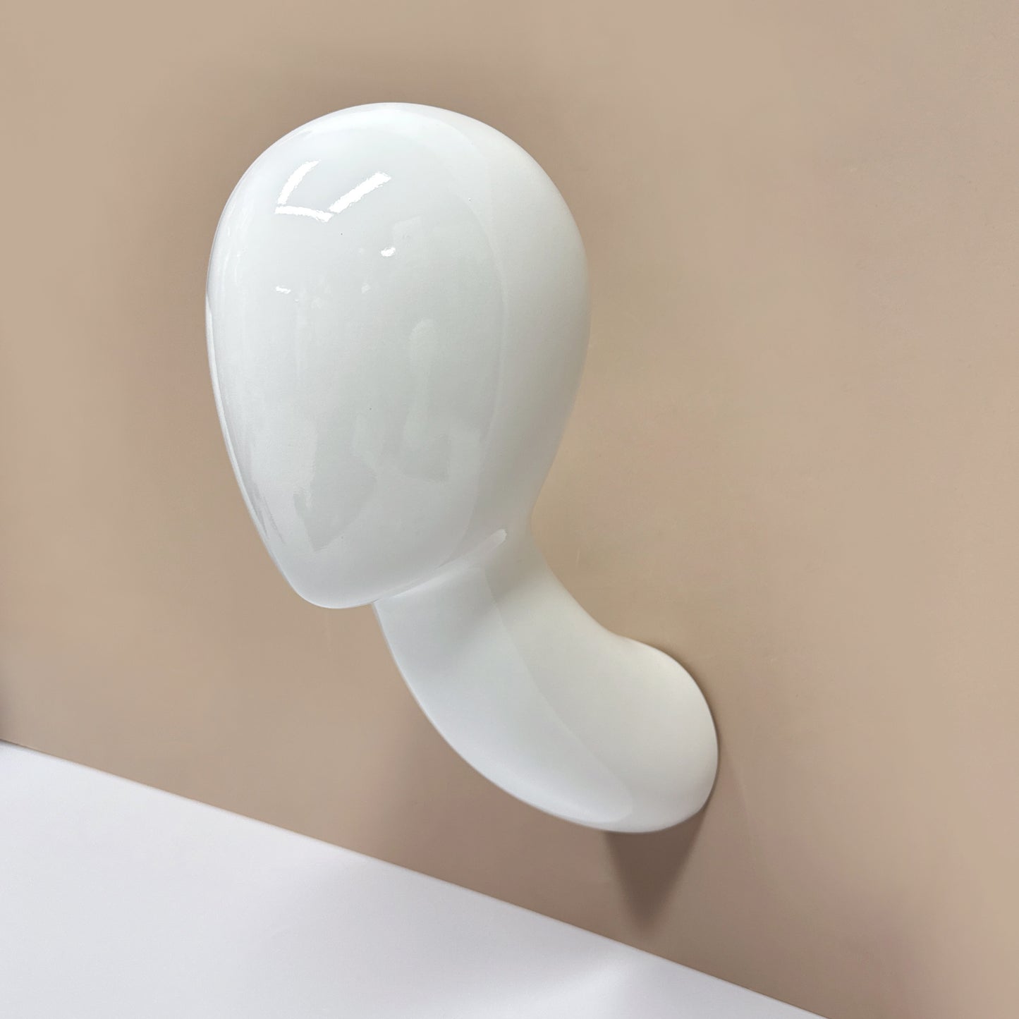 DE-LIANG Wall-Mounted Glossy White Fiberglass Head – Mannequin Head for Wig/Hat & Accessory Display 1PC