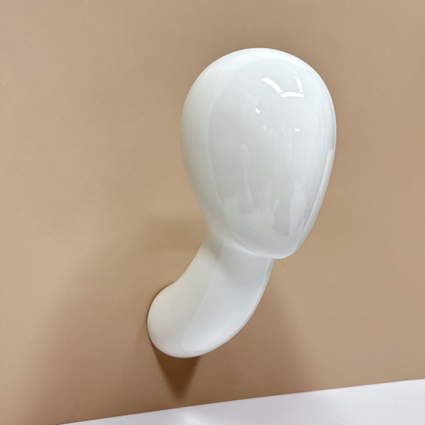 DE-LIANG Wall-Mounted Glossy White Fiberglass Head – Mannequin Head for Wig/Hat & Accessory Display 1PC