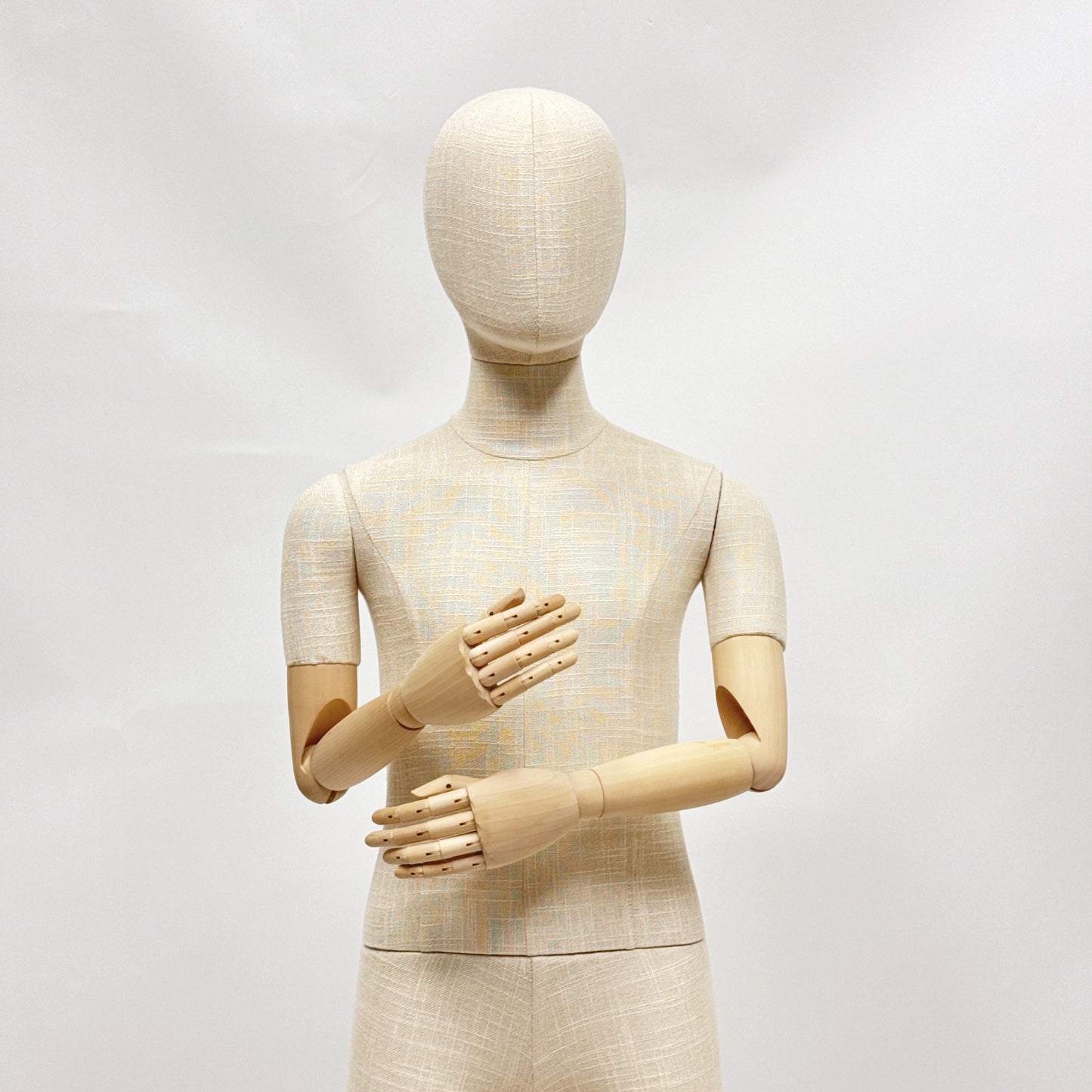 DE-LIANG Kids Mannequin Full Body Child Dress Form – Bamboo Linen Fabric Display Model with Adjustable Wooden Arms for Clothing/Boutique/Window/Retail Showcase