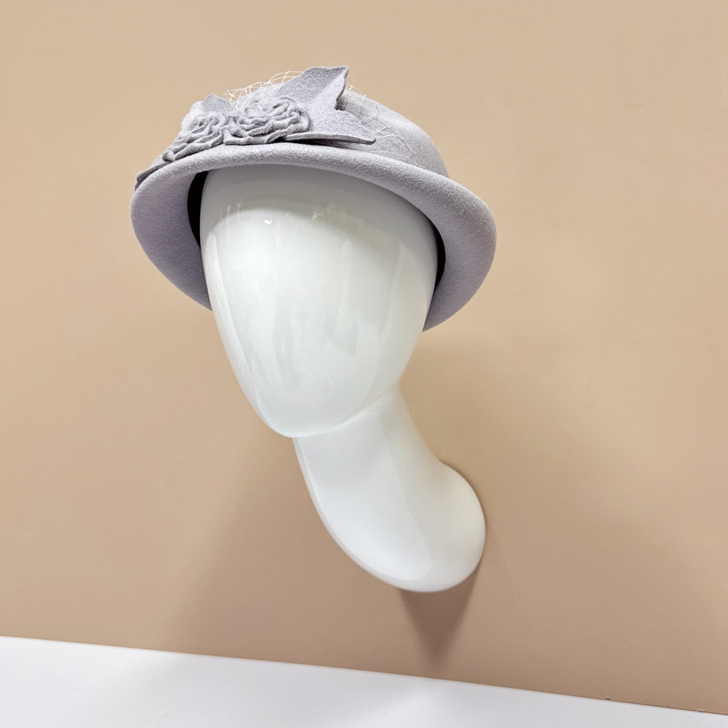 DE-LIANG Wall-Mounted Glossy White Fiberglass Head – Mannequin Head for Wig/Hat & Accessory Display 1PC
