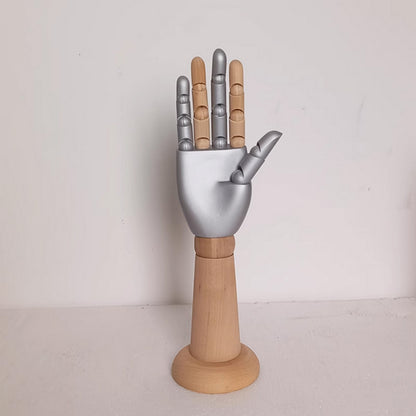 Mano de maniquí de madera marrón vintage de moda, expositor de manos flexibles derecha e izquierda, guantes, anillos, relojes, gafas, joyería.