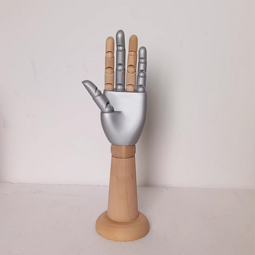 Mano de maniquí de madera marrón vintage de moda, expositor de manos flexibles derecha e izquierda, guantes, anillos, relojes, gafas, joyería.