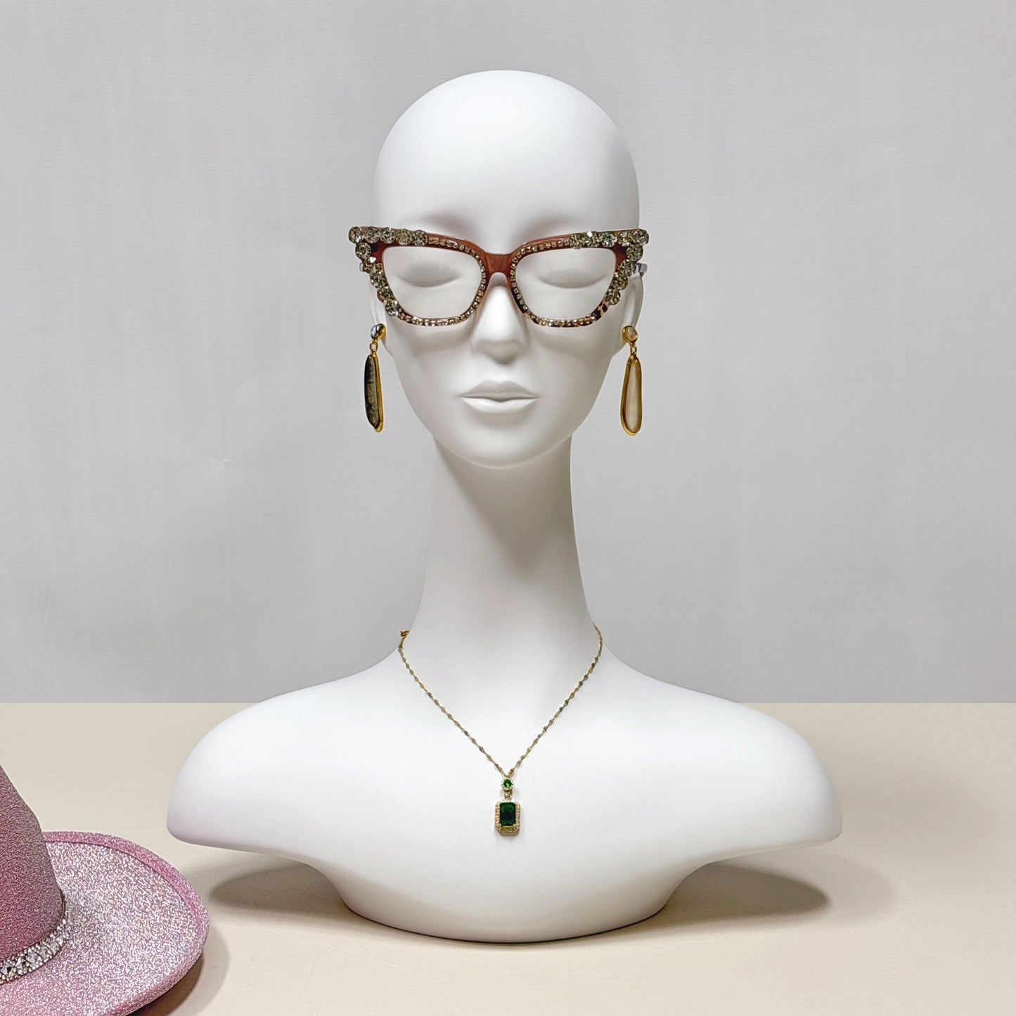DE-LIANG Luxury Matte White Fiberglass Female Head Mannequin with Optional Metal Base for Jewelry Display Hat Wigs Dsipaly