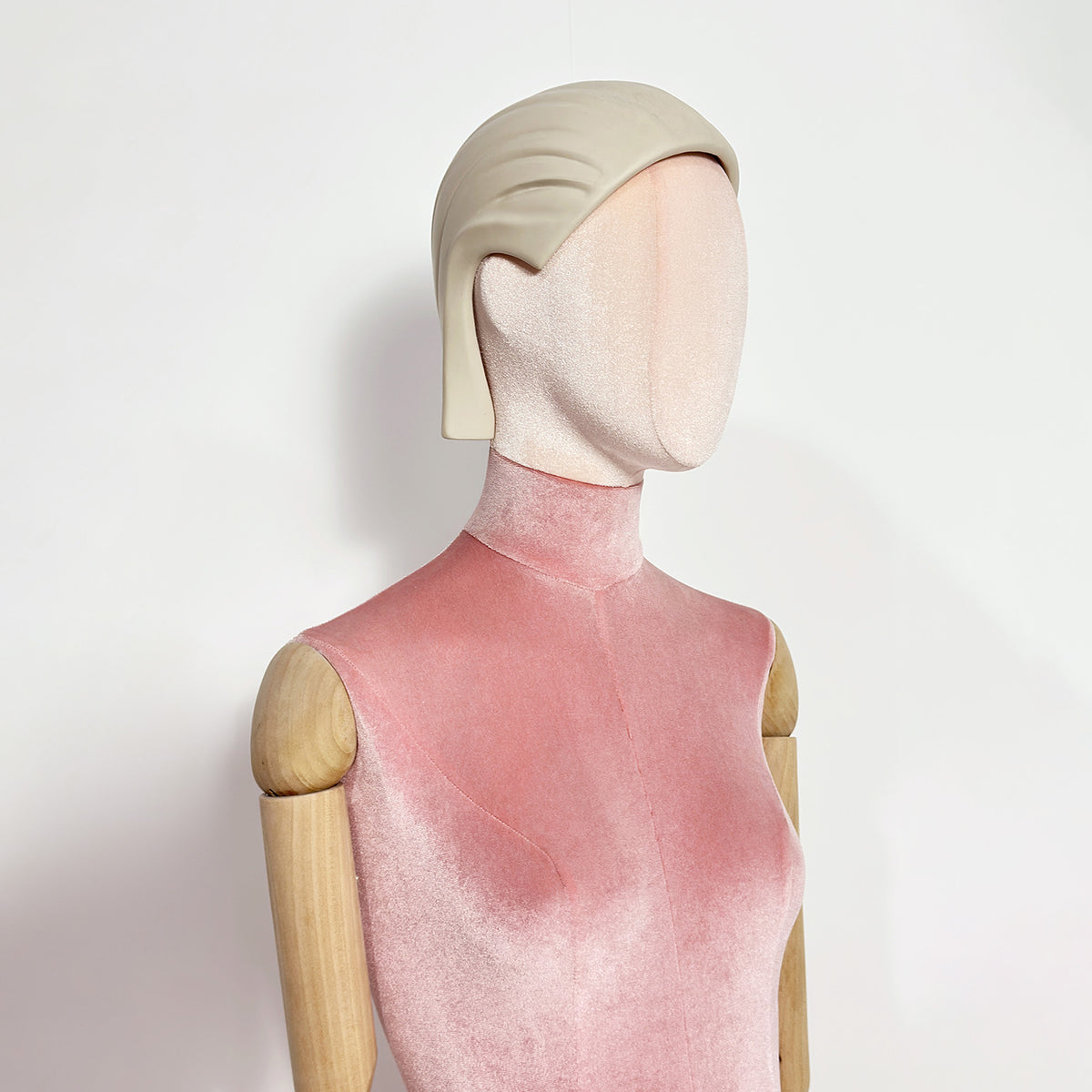 DE-LIANG Full Body Fabric Velvet Flocked Mannequin for Retail Boutique Window Displays