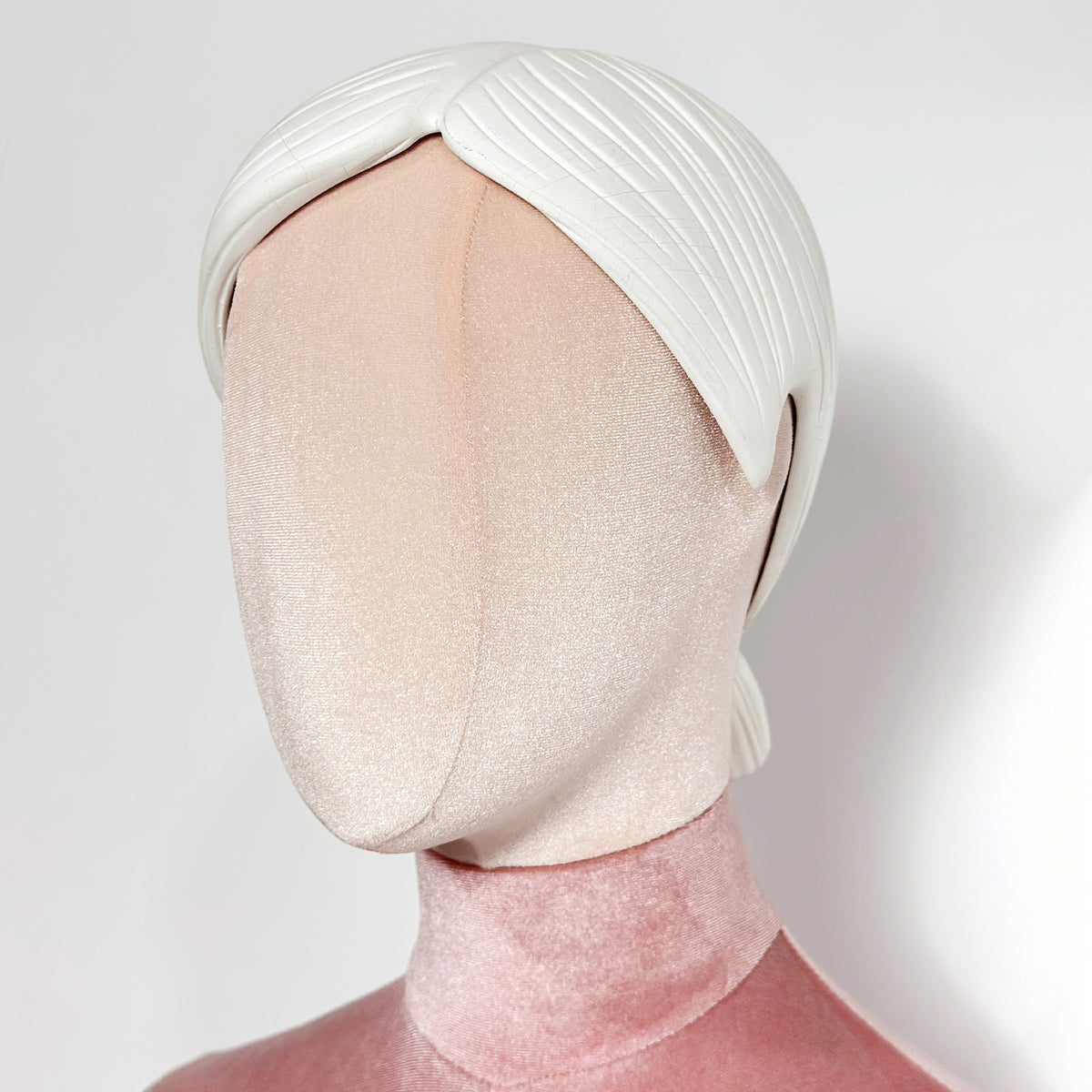 DE-LIANG Full Body Fabric Velvet Flocked Mannequin for Retail Boutique Window Displays