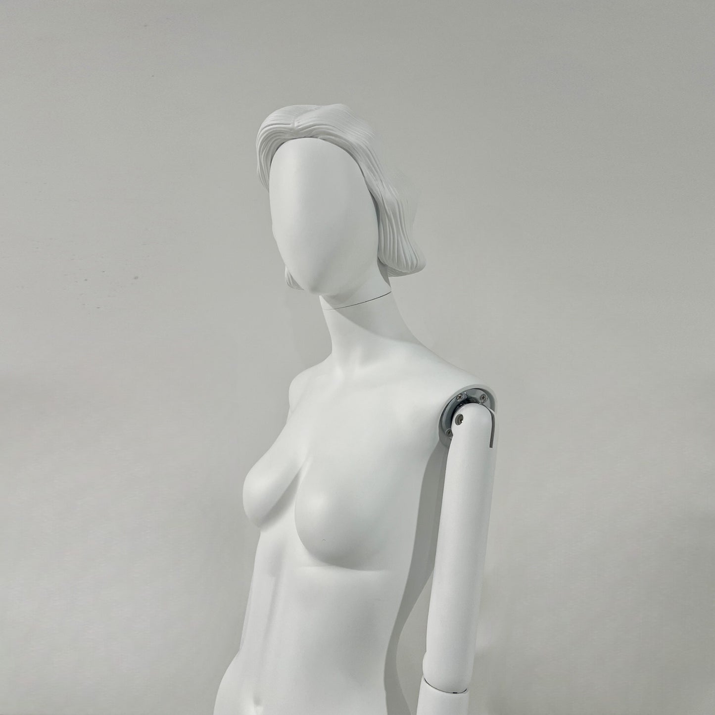 DE-LIANG Maniquí femenino de cuerpo entero de lujo, maniquí de mujer de fibra de vidrio para escaparate, maniquí de vestir con percha y peluca, con brazo blanco.