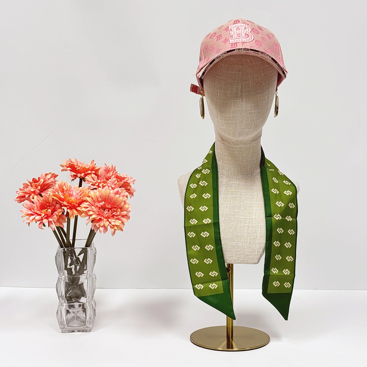 DE-LIANG Fully Pinnable Linen Mannequin Head Form,Bamboo linen Display Manikin Head Stand With Golden Round Base, Detachable Adjustable Heigh Pole