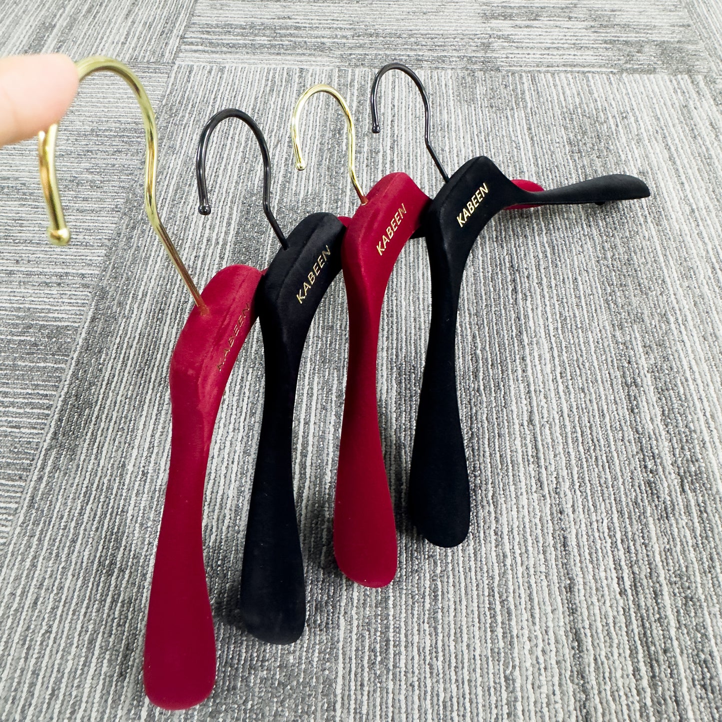 DE-LIANG Luxury Black / Red Velvet Hanger, ABS Plastic Cloth Rack, Coat Flocking Clothing Hanger, Clothing Display Rack,Customize Logo,50pcs