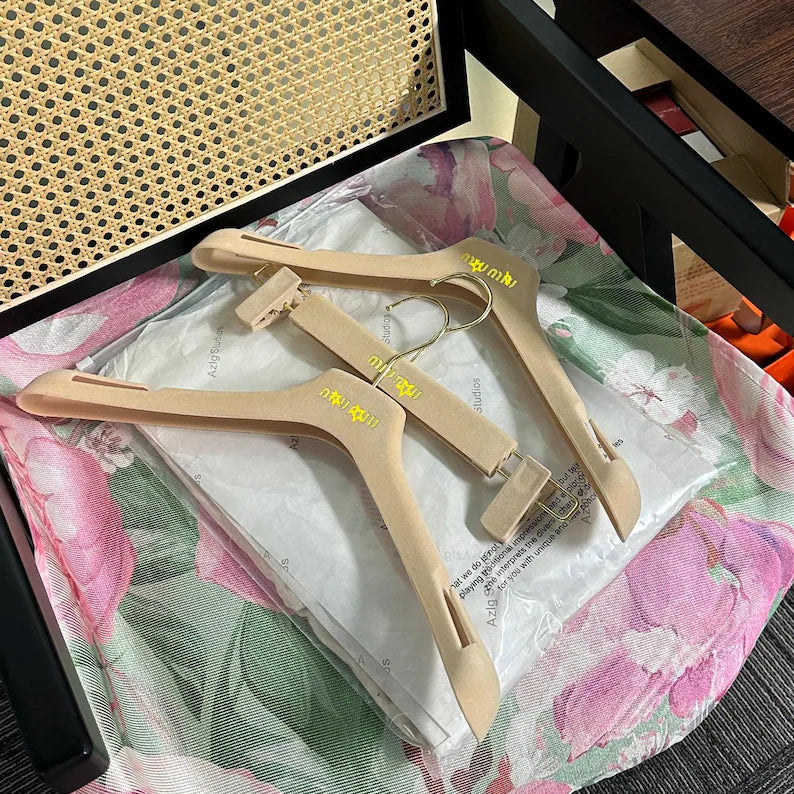 DE-LIANG Beige Velvet hanger/trouser hanger, hollow shoulder anti-slip design,Evening Dress Hanger with Customize Logo,50pcs/Ctns For Sales