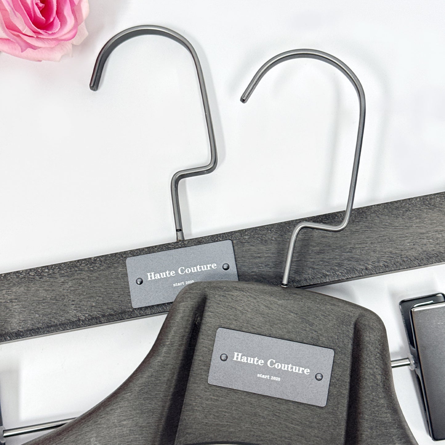 DE-LIANG Black Plastic Suit Hanger with Crossbar – Heavy-Duty Clothes & Coat Hanger for Jackets, Pants, and Suits, Custom Logo Available