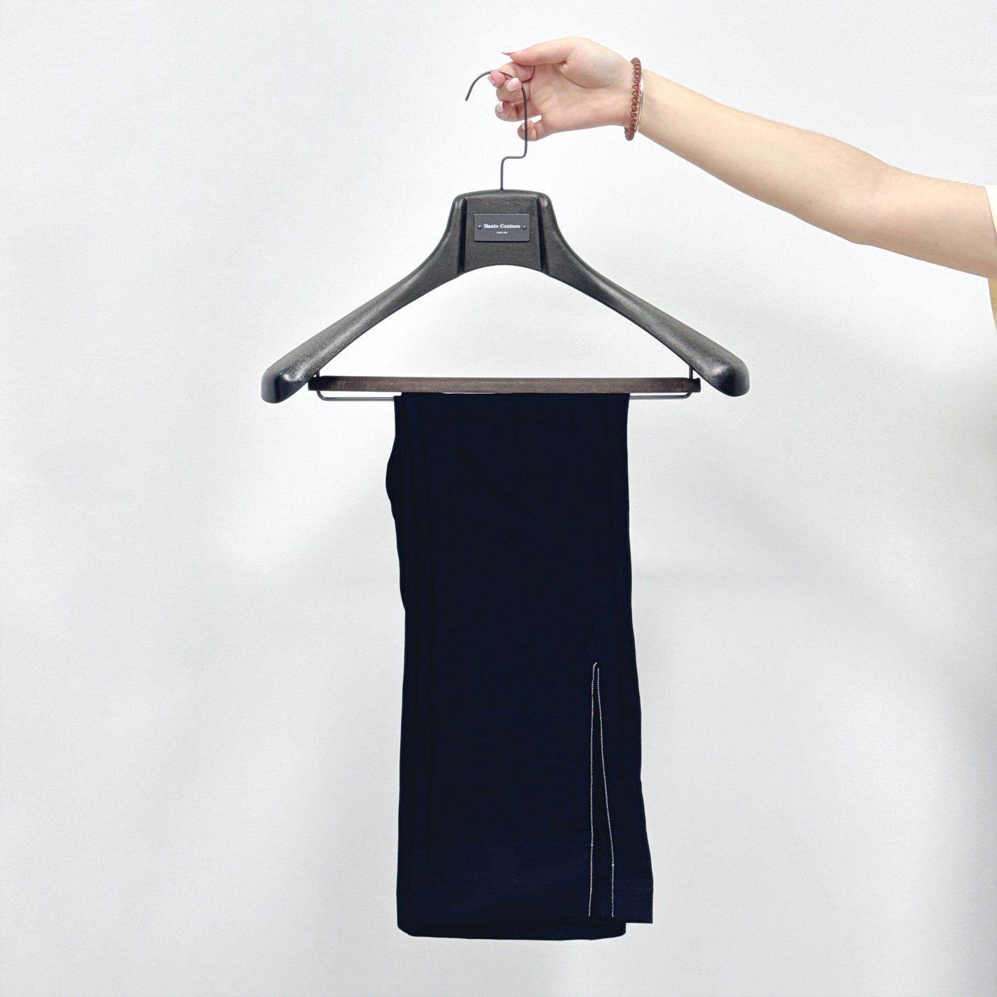 DE-LIANG Black Plastic Suit Hanger with Crossbar – Heavy-Duty Clothes & Coat Hanger for Jackets, Pants, and Suits, Custom Logo Available