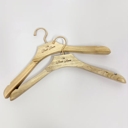 DE-LIANG High-Quality Camphor Wood Male/Female Wide-Shoulder Hangers with Gold Round Hooks,Laser Craft Logo Customization,Vintage Style