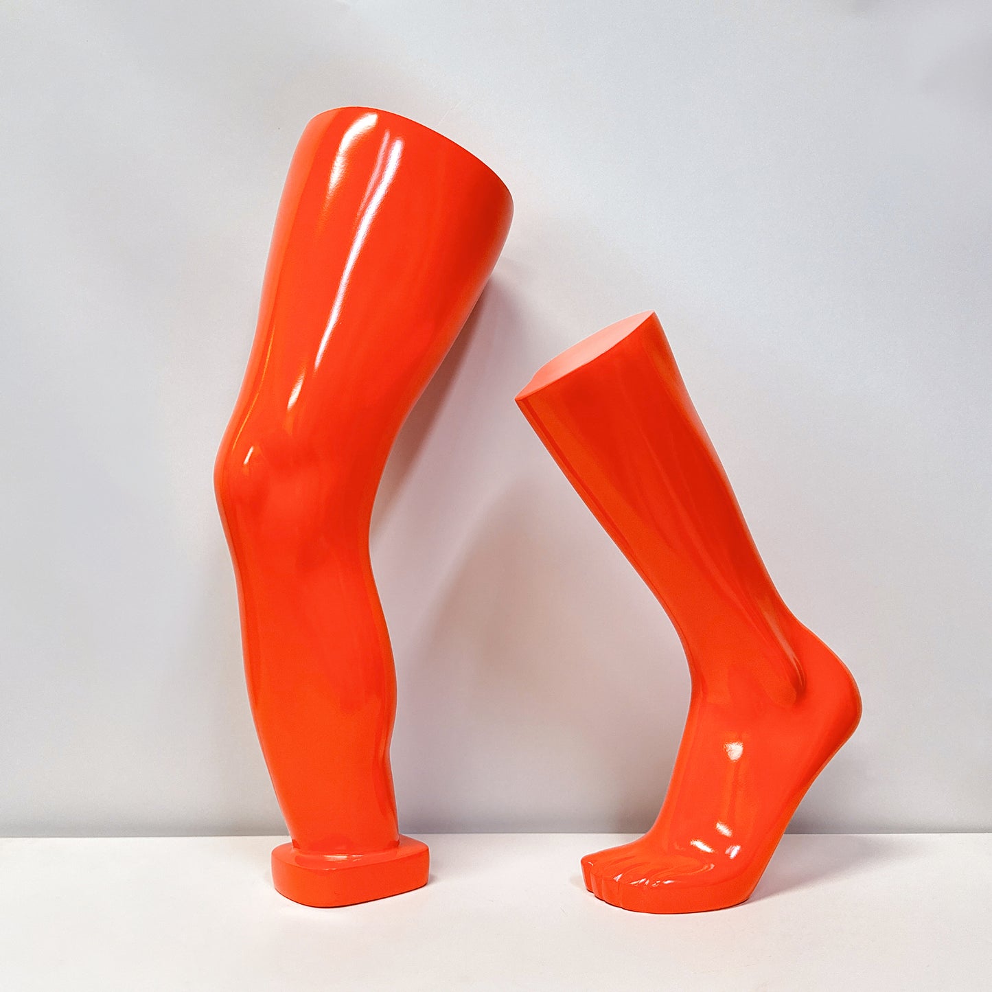 Maniquí masculino de alta calidad con protectores de manos, rodillas, piernas, tobillos y pies. Accesorios de exhibición de maniquí naranja para venta minorista, exhibición de zapatos y calcetines.