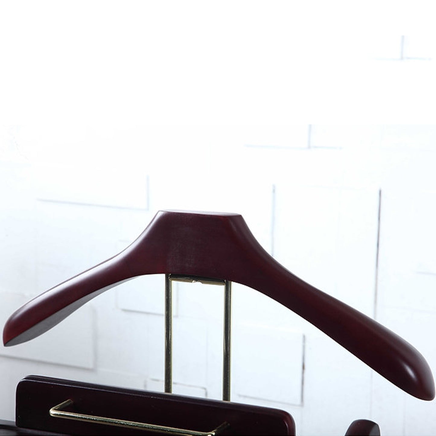 DE-LIANG Solid Wood Suit Valet Stand - Luxury Coat Hanger Rack with Brass Accents