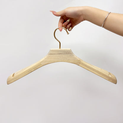 DE-LIANG High-Quality Camphor Wood Male/Female Wide-Shoulder Hangers with Gold Round Hooks,Laser Craft Logo Customization,Vintage Style