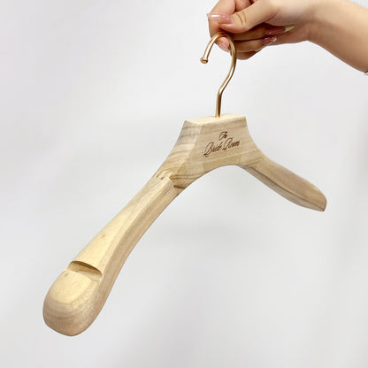DE-LIANG High-Quality Camphor Wood Male/Female Wide-Shoulder Hangers with Gold Round Hooks,Laser Craft Logo Customization,Vintage Style