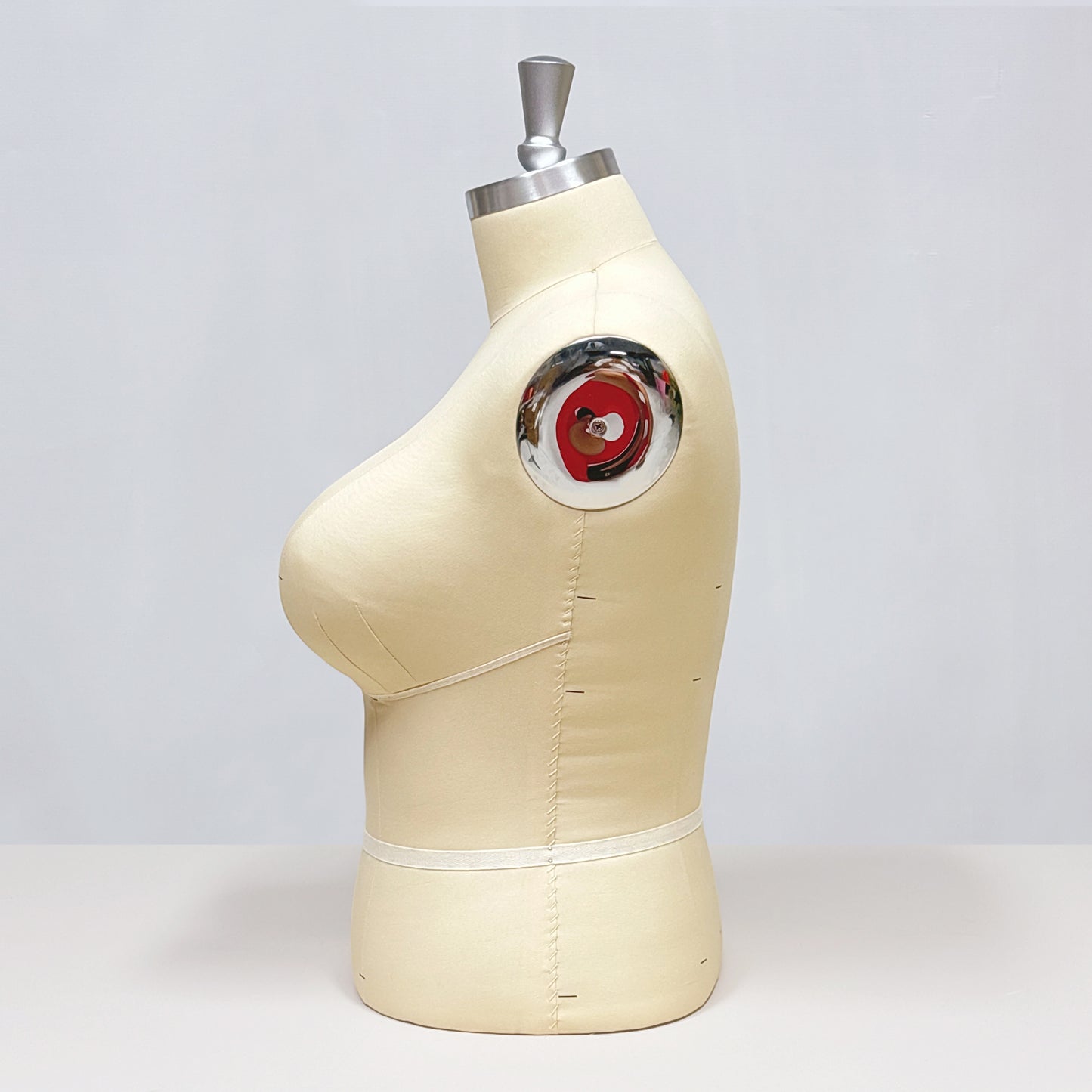 DE-LIANG Mannequin de luxe pour femme grande taille avec bras dorés, mannequin de présentation de torse en daim rose, modèle de présentation de torse de mannequin grande taille