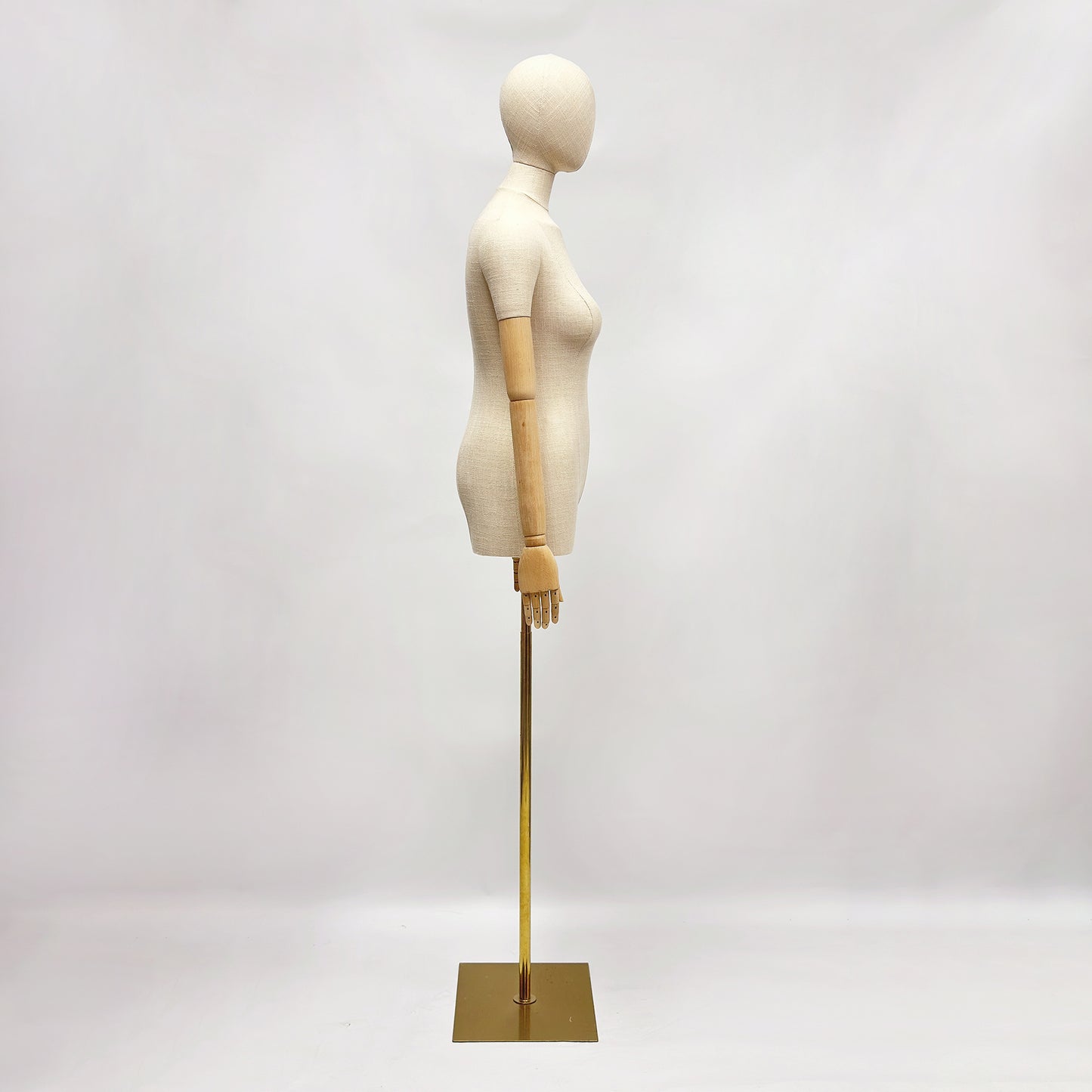 Maniquí femenino de lino de talla grande, totalmente sujetable con alfileres, forma de busto de tela, torso de medio cuerpo, forma de vestido con brazos de madera, base dorada.