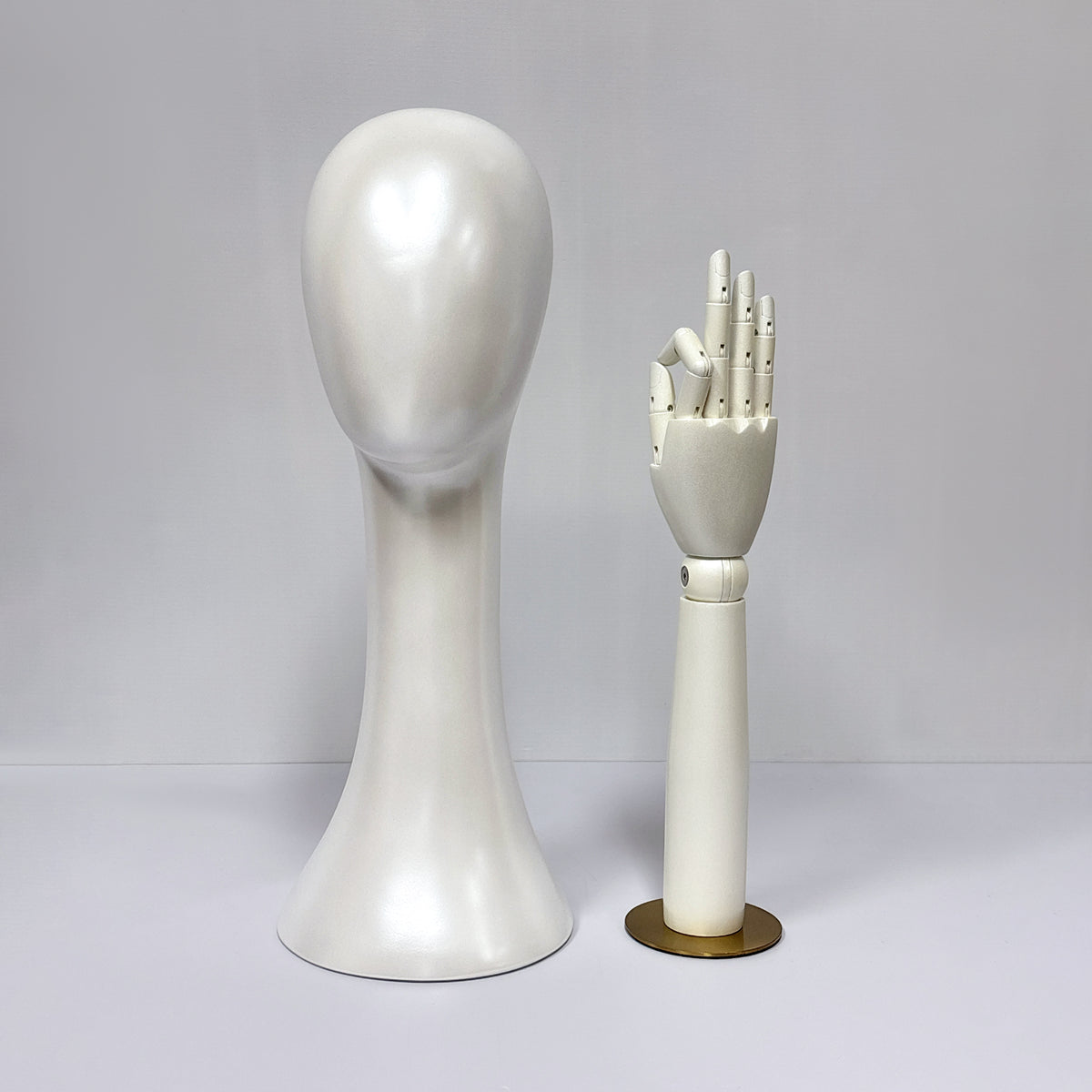 DE-LIANG Pearlescent Mannequin Head & Wooden Hand Display Set for Jewelry, Fashion & Retail