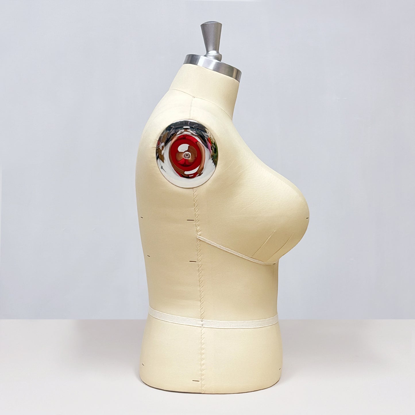DE-LIANG Mannequin de luxe pour femme grande taille avec bras dorés, mannequin de présentation de torse en daim rose, modèle de présentation de torse de mannequin grande taille