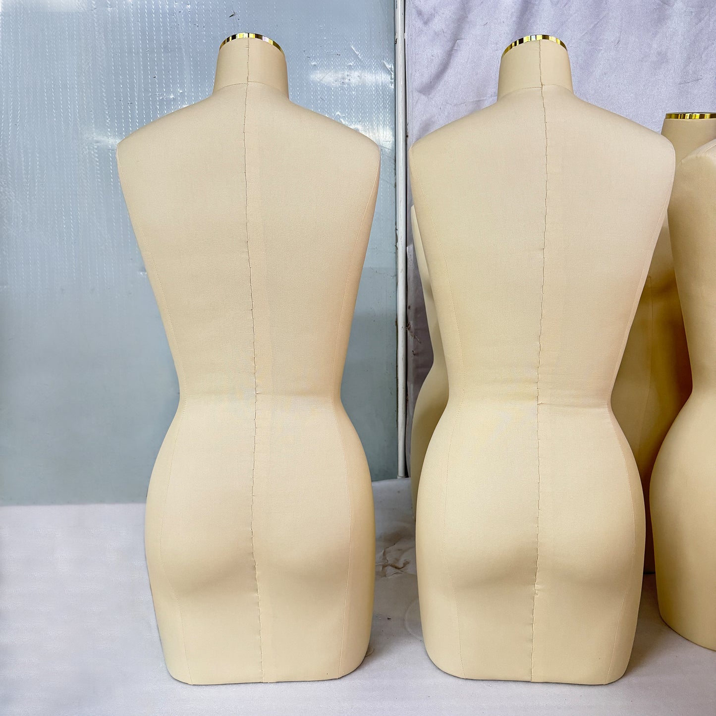 DE-LIANG Female Headless Dress Form, Fiberglass Cotton Linen Fabric Full Body Sewing Mannequin Tailor Dress Form, Adult Mannequin Torso With Golden Square Metal Base, No Logo