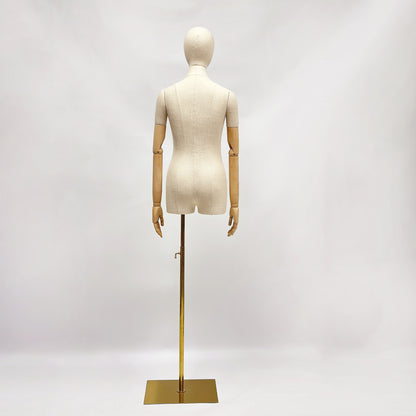 Maniquí femenino de lino de talla grande, totalmente sujetable con alfileres, forma de busto de tela, torso de medio cuerpo, forma de vestido con brazos de madera, base dorada.