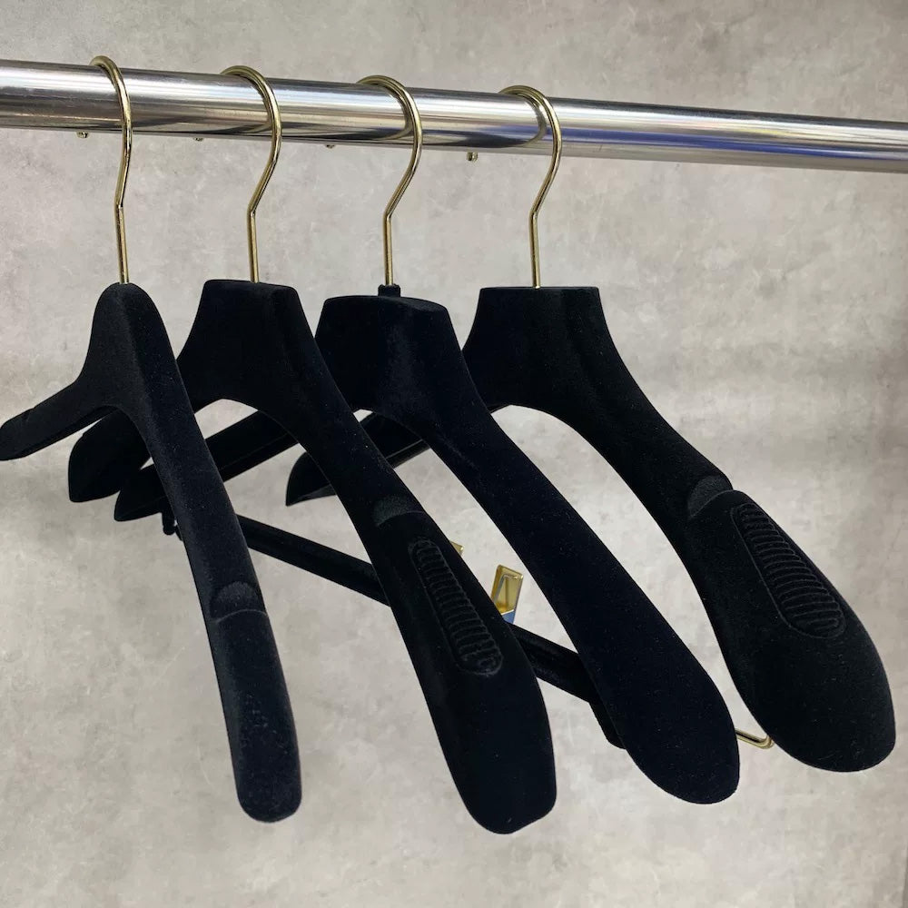 DE-LIANG Premium Black Velvet Non-Slip Clothes & Pants Hangers | Suits Dresses | Gold Hook