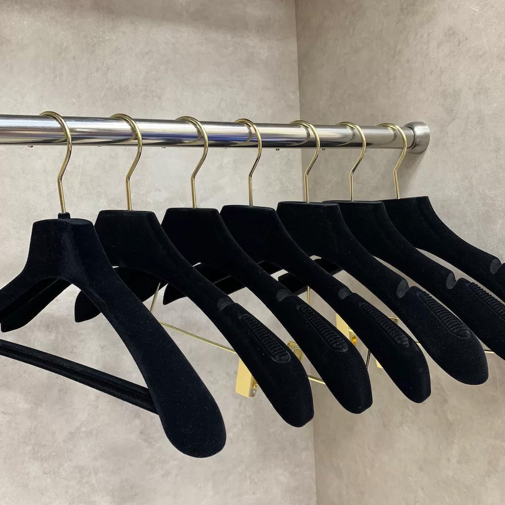 DE-LIANG Premium Black Velvet Non-Slip Clothes & Pants Hangers | Suits Dresses | Gold Hook