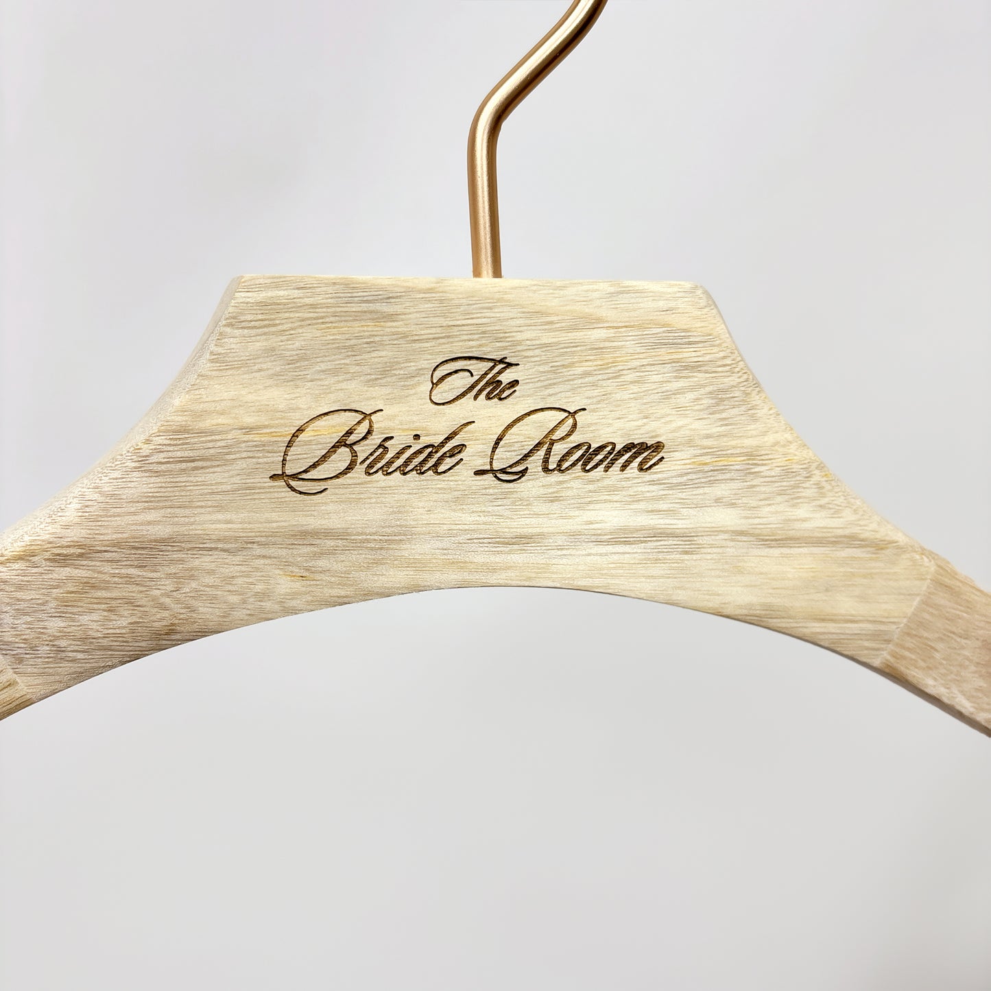 DE-LIANG High-Quality Camphor Wood Male/Female Wide-Shoulder Hangers with Gold Round Hooks,Laser Craft Logo Customization,Vintage Style