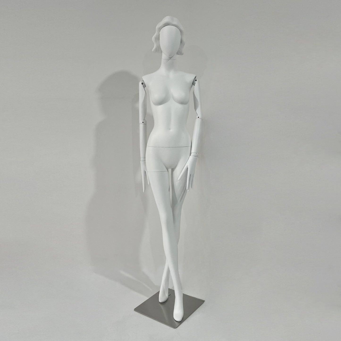 DE-LIANG Mannequin de luxe pour femme en fibre de verre pour vitrine, mannequin pour vêtements avec perruque, avec bras blanc