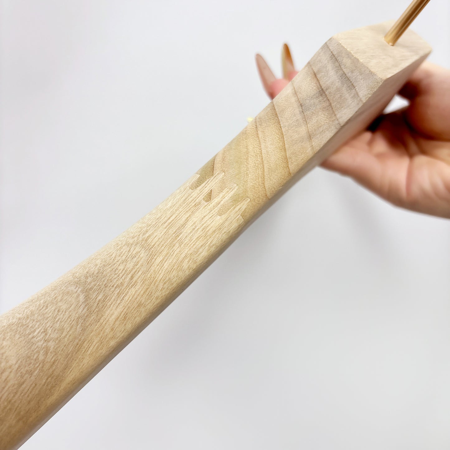 DE-LIANG High-Quality Camphor Wood Male/Female Wide-Shoulder Hangers with Gold Round Hooks,Laser Craft Logo Customization,Vintage Style