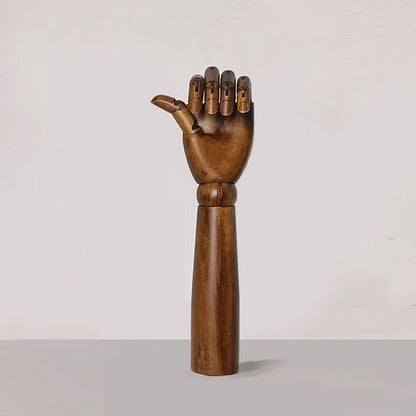 Mano de maniquí de madera marrón vintage de moda, expositor de manos flexibles derecha e izquierda, guantes, anillos, relojes, gafas, joyería.