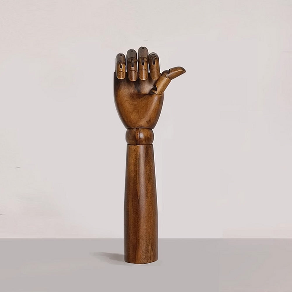 Mano de maniquí de madera marrón vintage de moda, expositor de manos flexibles derecha e izquierda, guantes, anillos, relojes, gafas, joyería.