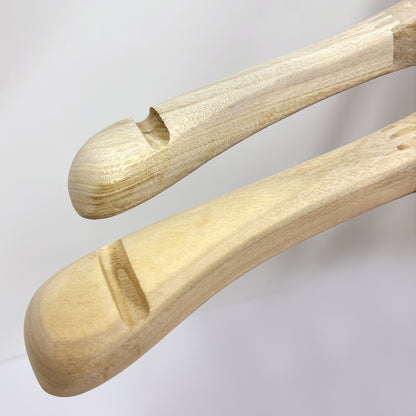 DE-LIANG High-Quality Camphor Wood Male/Female Wide-Shoulder Hangers with Gold Round Hooks,Laser Craft Logo Customization,Vintage Style