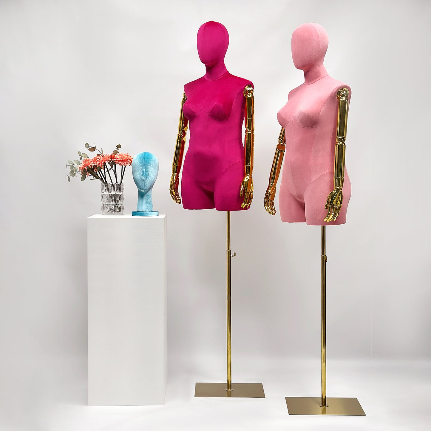 DE-LIANG Maniquí femenino de lujo de talla grande con brazos dorados, maniquí de torso de gamuza rosa, modelo de exhibición de torso de maniquí de talla grande