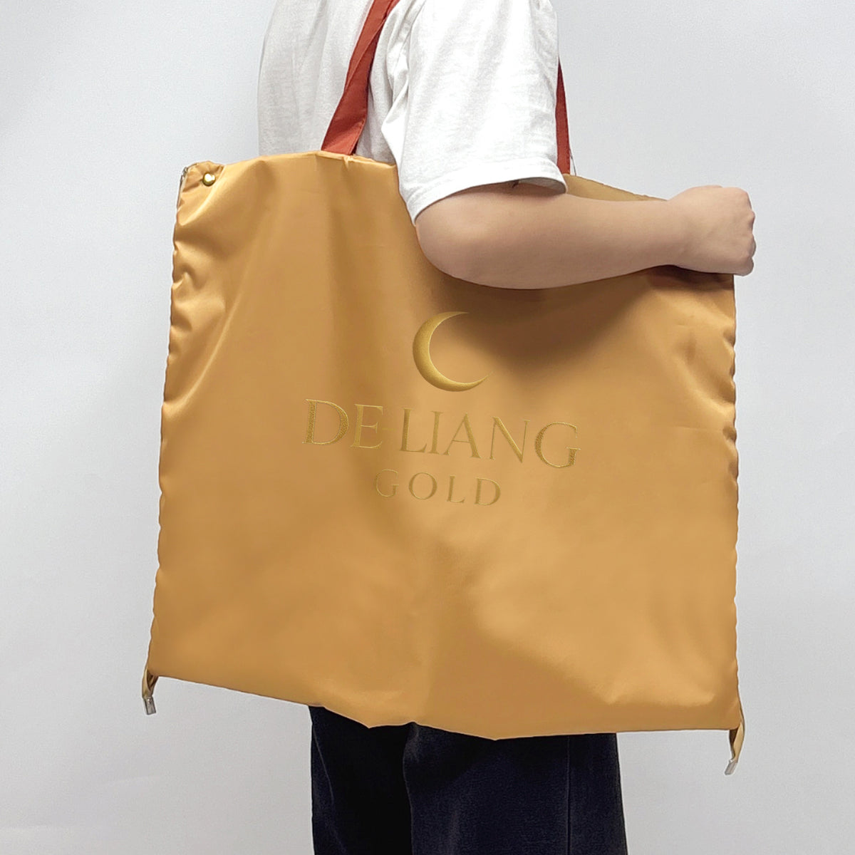 DE-LIANG Gold Suit Bag