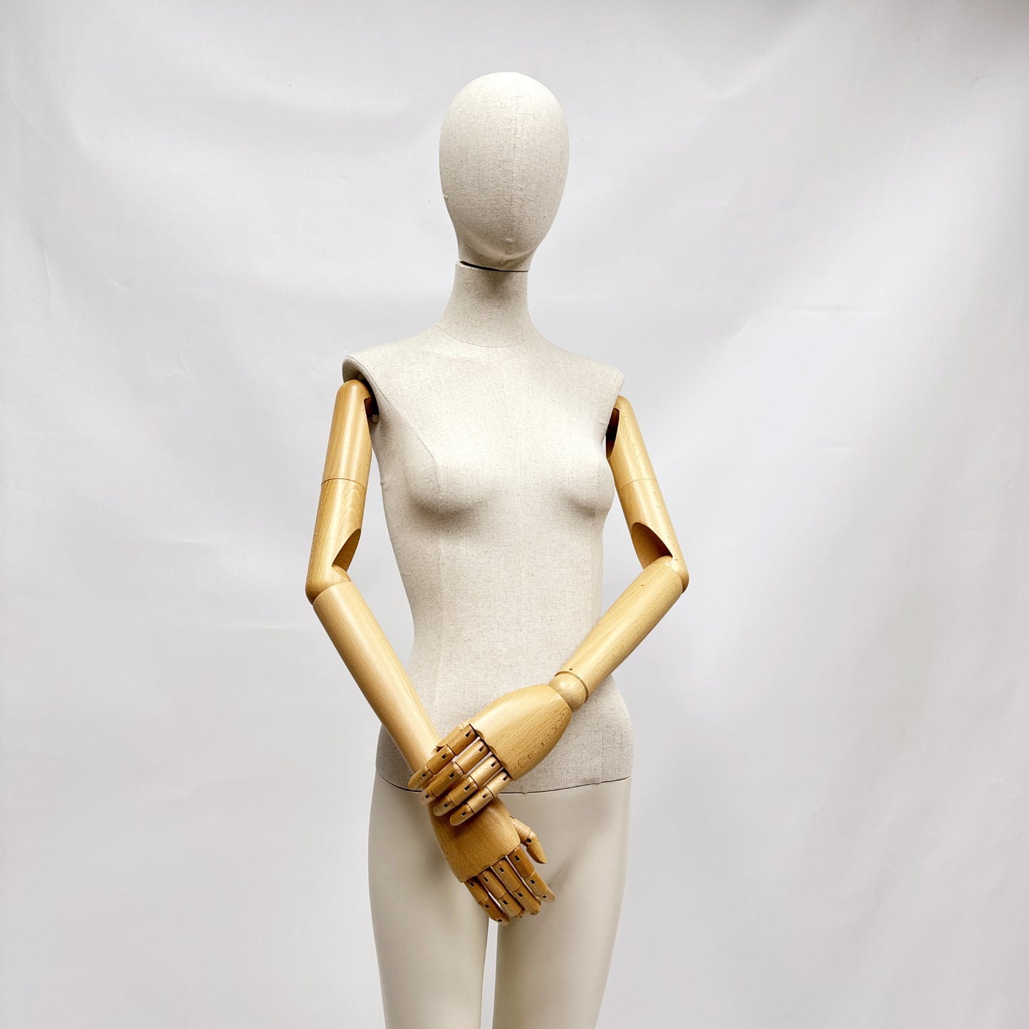 Maniquí femenino de cuerpo entero de lujo, parte superior del cuerpo envuelta en tela de lino, parte inferior de la pierna de fibra de vidrio pintada a mano, modelo de vestido beige, 1 pieza