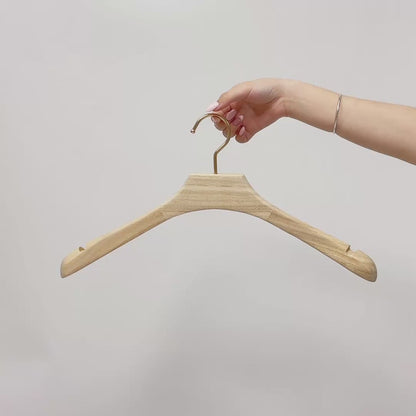 DE-LIANG High-Quality Camphor Wood Male/Female Wide-Shoulder Hangers with Gold Round Hooks,Laser Craft Logo Customization,Vintage Style
