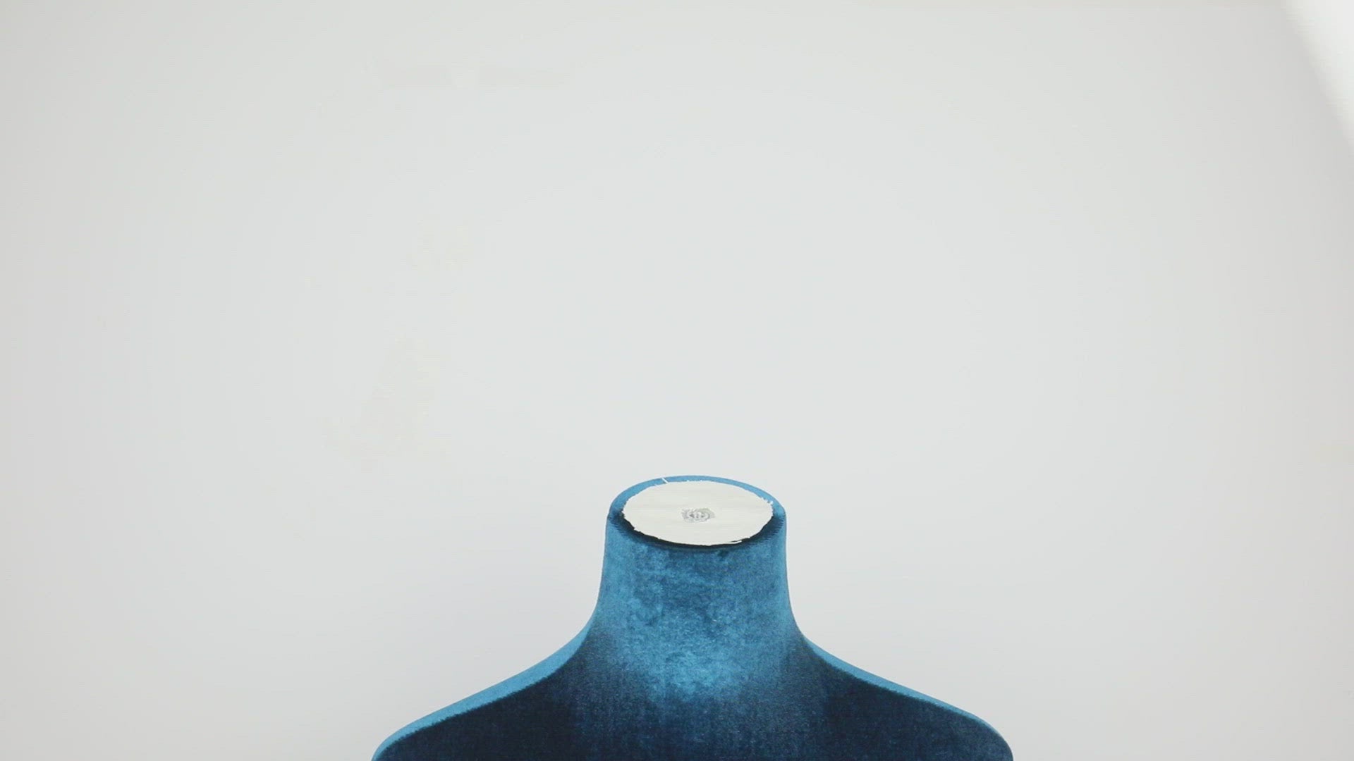 DE-LIANG Adjustable Velvet Dress Form – Female Mannequin with Head & Golden Arms for Retail Display-11